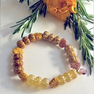 NWOT bracelet Pumpkins & Autumn Leaves bright Czech Glass, charms, stretch Osfm